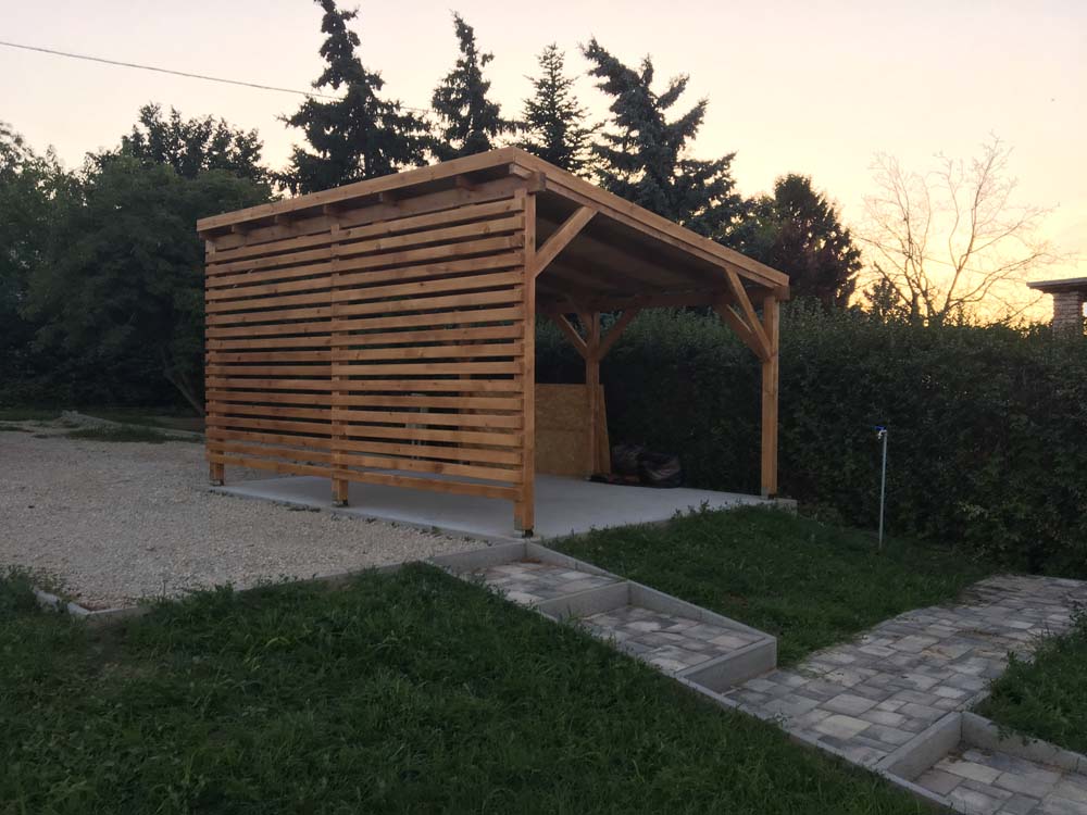 házhoz épített terasz fából fedett terasz fából