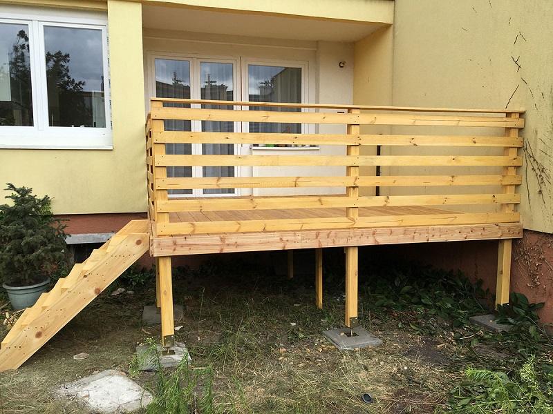 Házhoz épített terasz fából Házhoz épített terasz fából