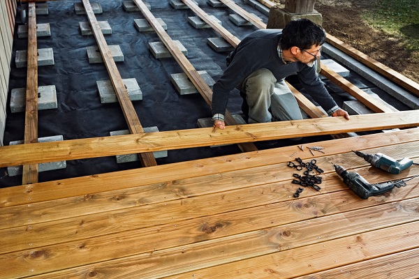 Hogyan ápoljuk a fa teraszfedést?